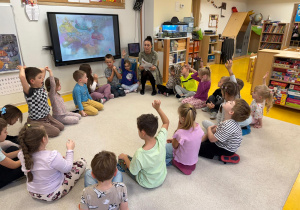 Dzieci odpowiadają na pytania dotyczące opowiadania.