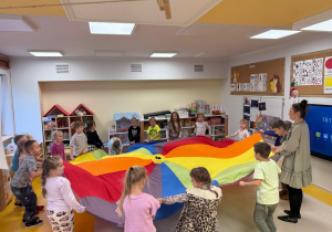 Dzieci bawią się z chustą animacyjną.