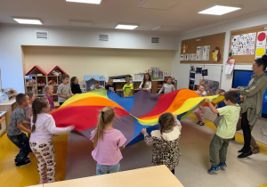 Dzieci podskakują słysząc wesołą melodię.