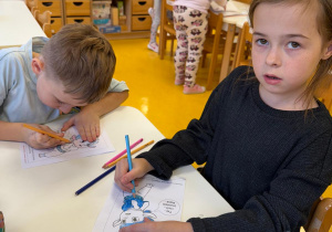 Dziewczynka koloruje Bojka.