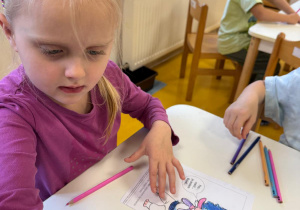 Dziewczynka koloruje Bojka.