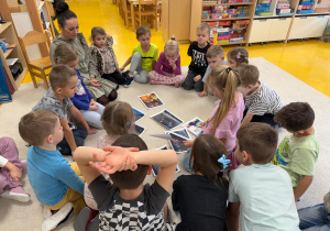 Dzieci układają historyjkę obrazkową na podstawie opowiadania.