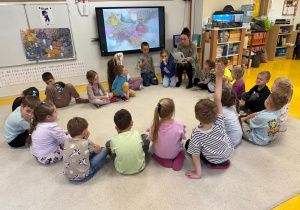 Dzieci słuchają opwiadania.