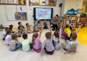 Pani zadaje dzieciom pytania.