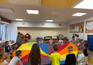 Dzieci słysząc smutną melodię opuszczają chustę na dół.