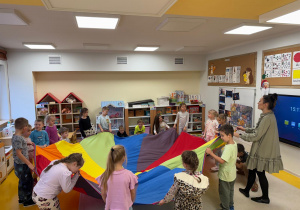 Dzieci słysząc smutną melodię opuszczają chustę na dół.