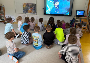 Dzieci oglądają Bojka na ekranie.