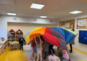 Dzieci kryją się pod chustą, kiedy czują strach.