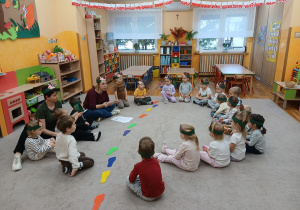 01. Dzieci słuchają list czytany przez Panią.