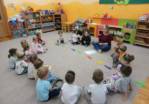 02. Dzieci słuchają list czytany przez Panią.