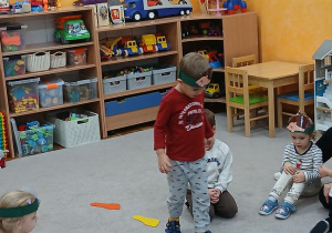 03. Chłopiec idzie po śladach.