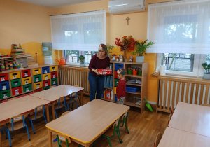 04. Chłopiec znalazł pudełko.