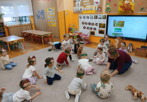 07. Dzieci naśladują jeża.