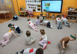 08. Dzieci noszą czerwone woreczki na plecach.