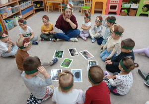 09. Dzieci słuchają zagadek o jeżu.