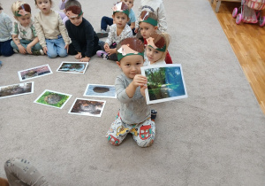 10. Chłopiec trzyma ilustrację parku.