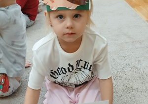 12. Dziewczynka trzyma ilustrację jeża.