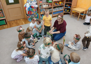 15. Dzieci oglądają jeżyki.