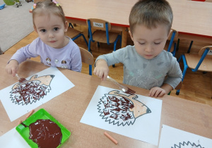 18. Dzieci wykonują pracę plastyczną jeża.