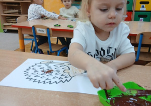 19. Dziewczynka robi kolce jeżowi.