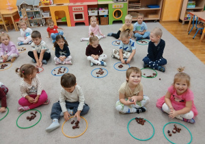 01. Dzieci układają kasztany w kołach.