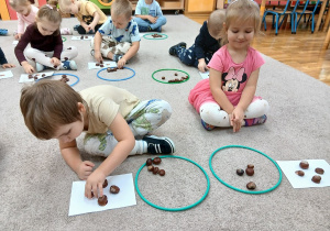 02. Przedszkolaki układają wzory z kasztanów.