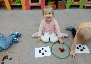 04. Dziewczynka liczy kasztany.