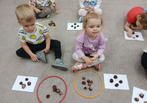 06. Dzieci liczą kasztany.