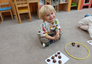 07. Chłopiec ułożył piramidę z kasztanów.