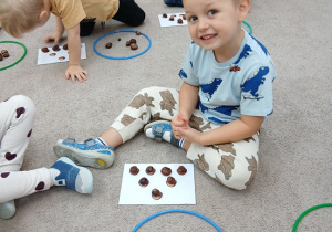 08. Chłopiec liczy kasztany.