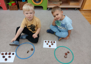 09. Dzieci układają wzory i liczą kasztany.