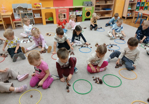 10. Dzieci liczą dary jesieni.