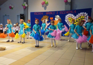 Dziewczynki w tańcu z pomponami