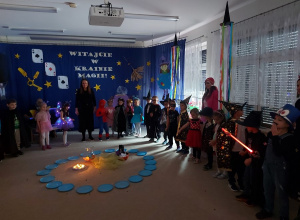 Zdjęcie dzieci z animatorami podczas balu