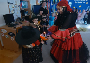 Dzieci losują z czary swój zawód.