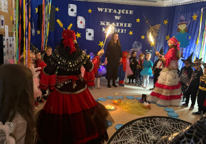 Cyganki z zapalonymi racami chodzą wokół tajemniczego jeziorka z talerzyków.