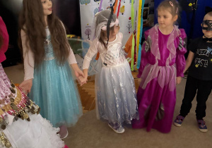 Dzieci podczas balu.