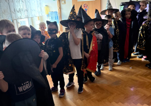 Czarodzieje podczas balu tańczą w kole.