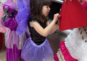 Dziewczynka wbija szpilkę w serduszko.