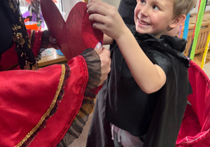 Chłopiec wbija szpilkę w serduszko.