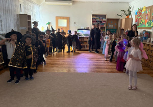 Przedszkolaki ustawione w dwóch rzędach szykują się do kolejnej zabawy.