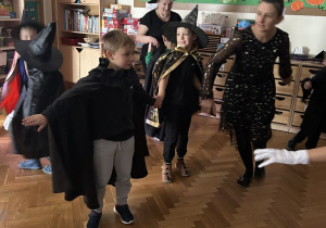 Dzieci razem z paniami tańczą podczas balu.