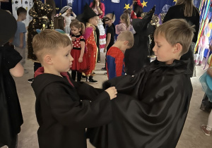 Dzieci razem z paniami tańczą podczas balu.