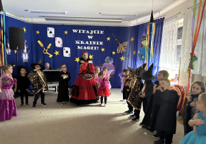 Przedszkolaki bawią się z animatorką.