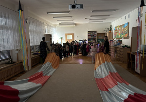 Dzieci szykuja się do kolejnego zadania - przechodzenia przez tunel.