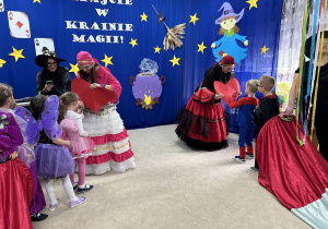 Dzieci po wyjściu z tunelu losują imię przyszłego wybranka.