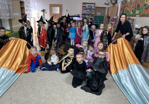 Przedszkolaki an grupowym zdjęciu.