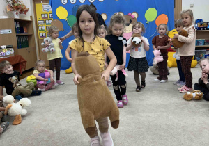 Dziewczynka prezentuje swojego misia.