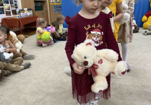 Dziewczynka pokazuje swojego misia.