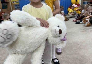 Dziewczynka pokazuje swojego misia.